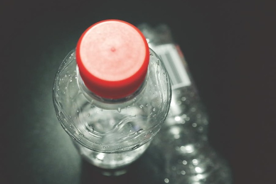 Γιατί τελικά τα καπάκια πρέπει πλέον να είναι κολλημένα στα πλαστικά μπουκάλια;
