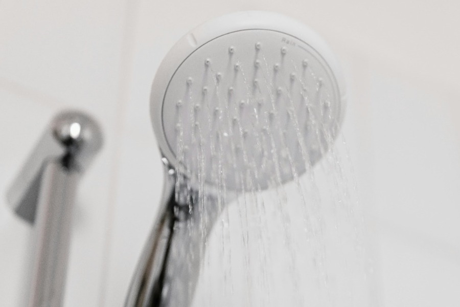 Πώς το τηλέφωνο ντουζ επηρεάζει τα μαλλιά και την επιδερμίδα σου