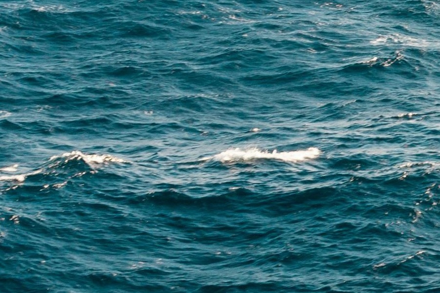 Διπλή τραγωδία στη Μήλο: Η γυναίκα παρασύρθηκε από τους ανέμους ‑ Ο άνδρας βούτηξε για να τη σώσει