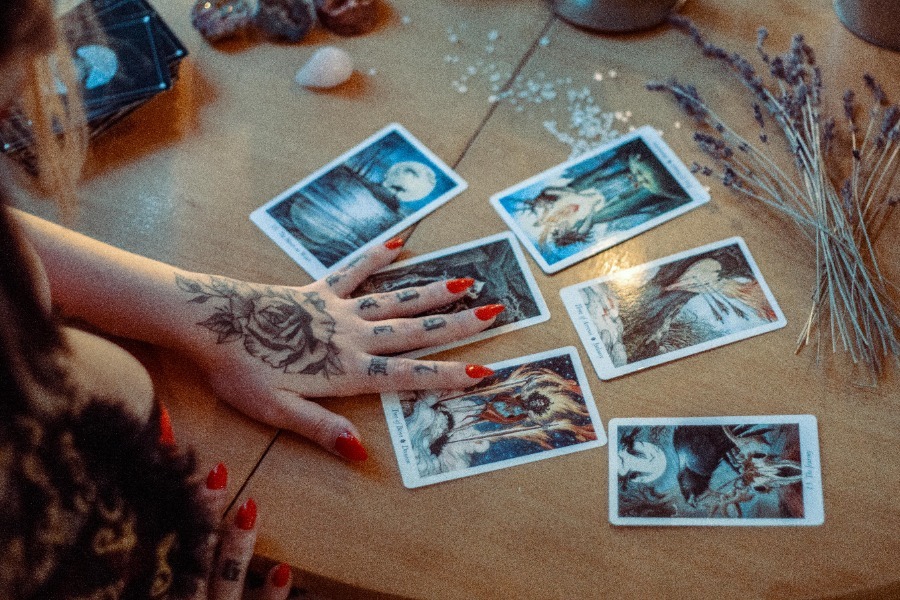 Gen Z και ταρό: Μια ολόκληρη γενιά ερωτεύτηκε τη μαγεία και δεν ντρέπεται καθόλου