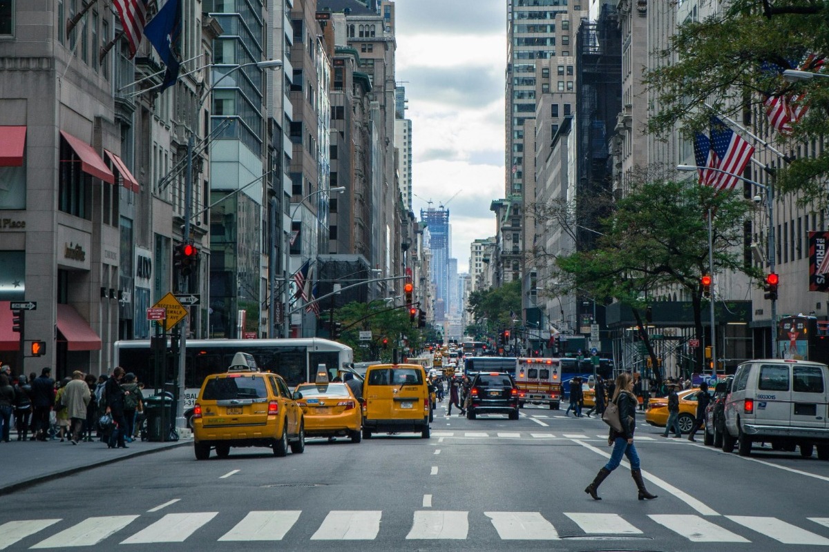 Η Wall Street τρελάθηκε! Ποιοι 25άρηδες παίρνουν μισθούς εκατομμυρίων στη Νέα Υόρκη ‑ και γιατί