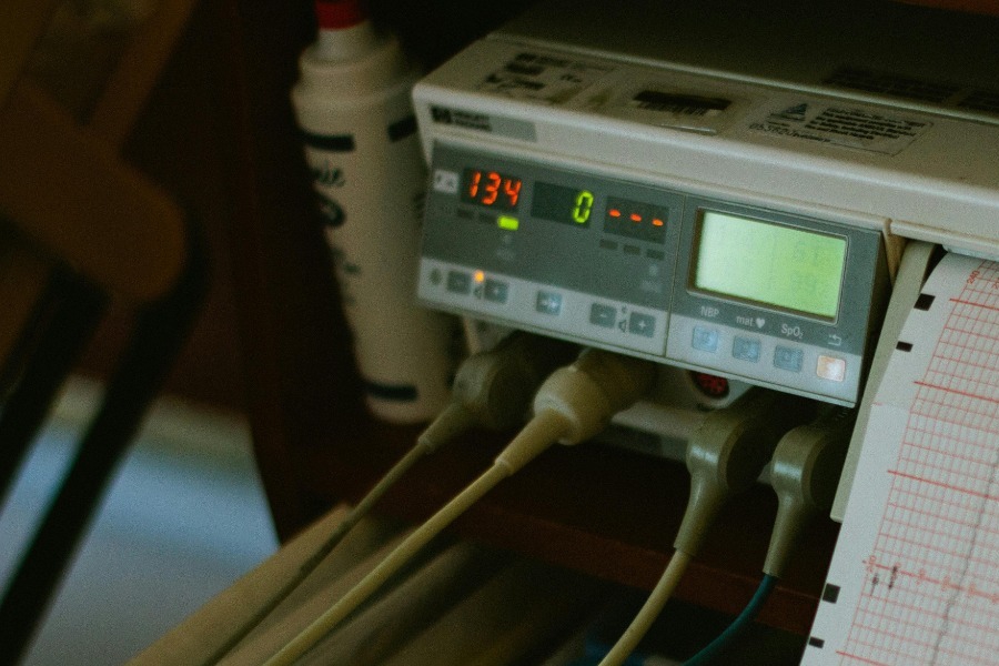 Το πόρισμα του ιατροδικαστή για το 2,5 μηνών βρέφος: Τα ερωτηματικά και οι νέοι φάκελοι υποθέσεων