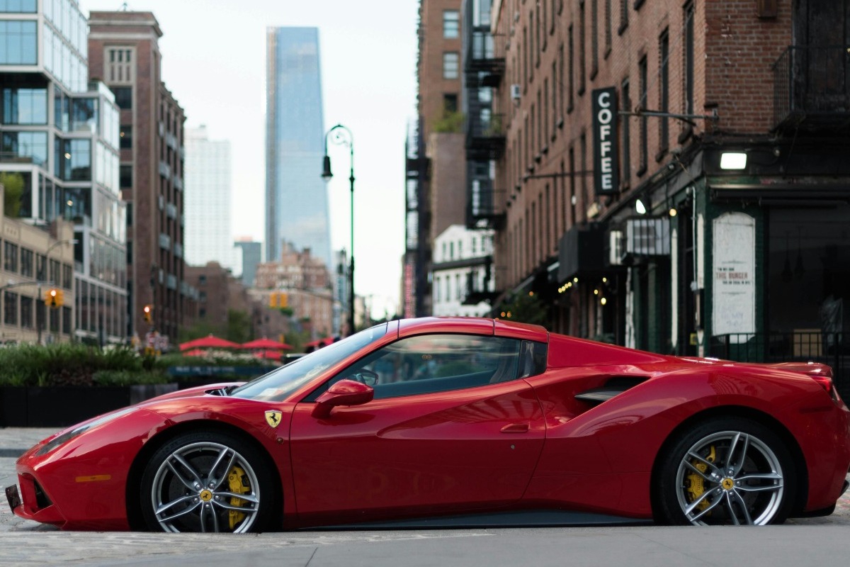 Φθιώτιδα: Αγρότης έκανε δώρο στην κόρη του ένα κάθισμα Ferrari – Το τοποθέτησε μπροστά στο τρακτέρ της