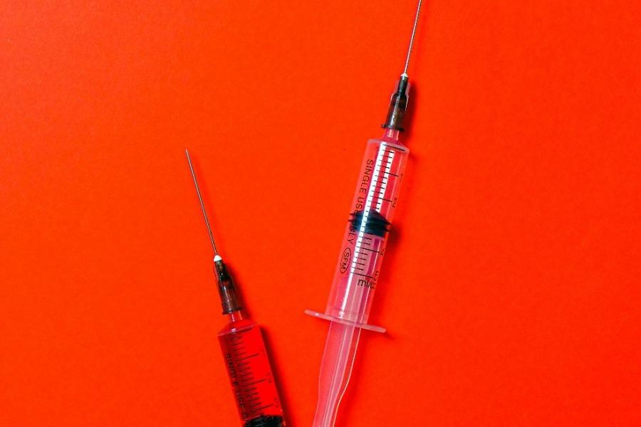 Tι είναι το «needle spiking» και γιατί ανησυχούν οι αρχές