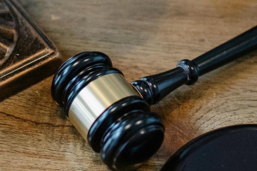 Στα δικαστήρια Πειραιά η 46χρονη που σκότωσε την πεθερά της στη Σαλαμίνα ‑ Τα στοιχεία που την πρόδωσαν