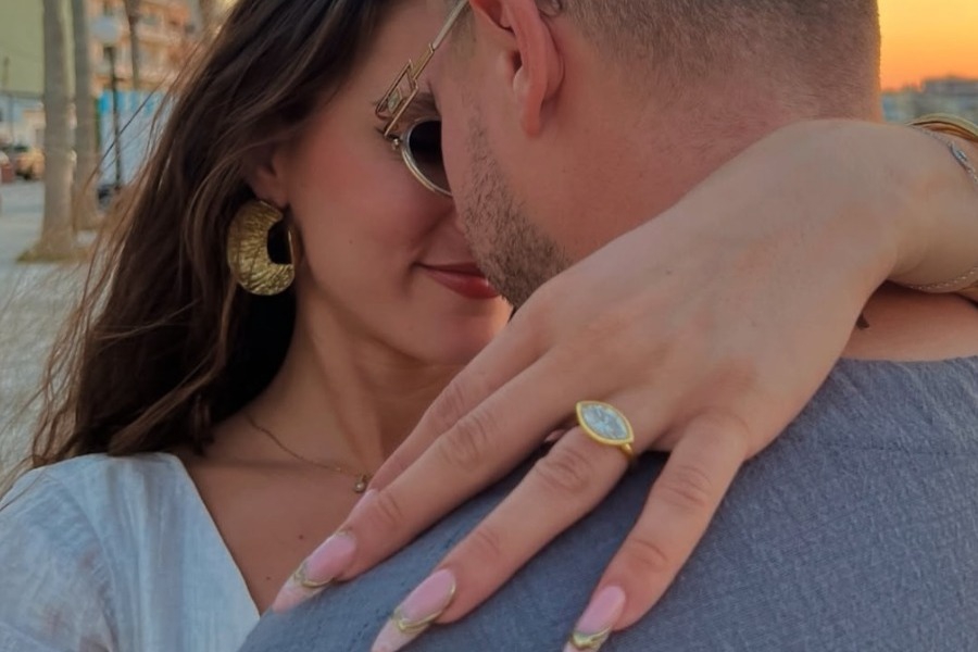 Το δαχτυλίδι‑έκπληξη της Evangelia: Διαμάντι σε σχήμα ματιού και γάμος στην Κρήτη!