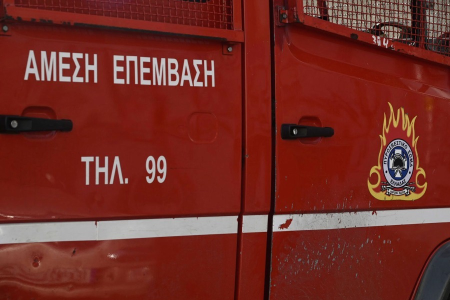 Φωτιά στη Λέσβο σε εργοστάσιο ανακύκλωσης στη Μόρια: Μήνυμα του 112 – «Κλείστε πόρτες και παράθυρα»