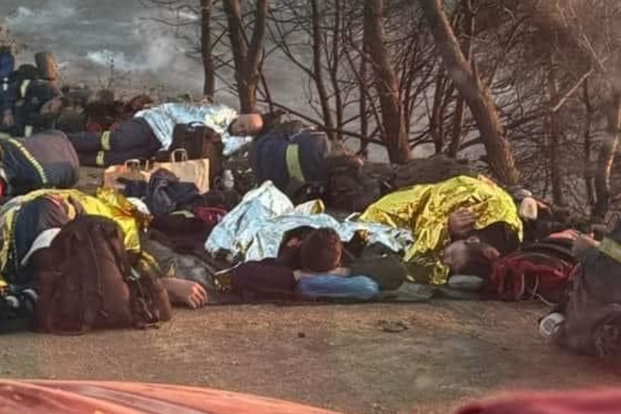 Εξαντλημένοι πυροσβέστες στη φωτιά στην Κερατέα ‑ Η φωτογραφία που έχει γίνει viral