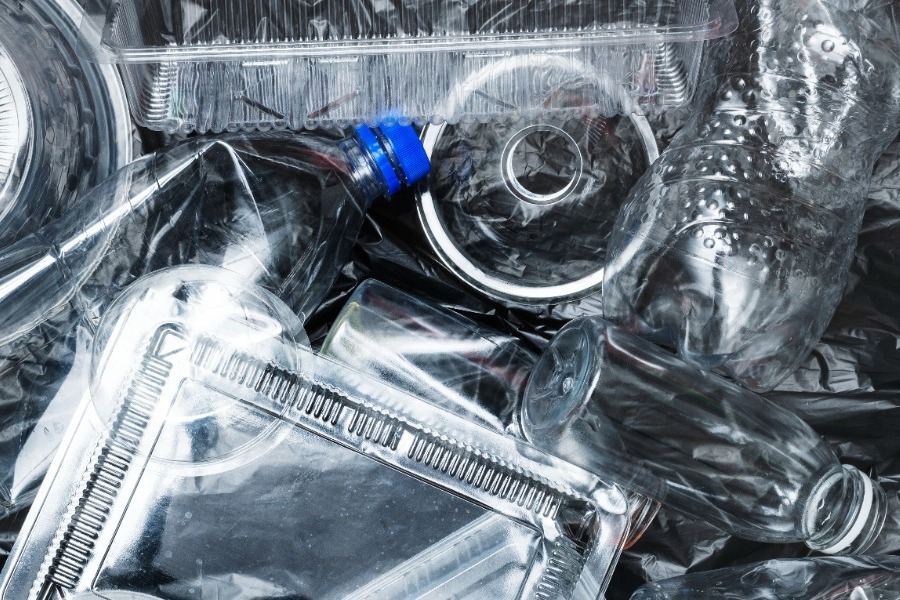 Καταπίνουμε πλαστικό χωρίς να το βλέπουμε: Το αόρατο ταξίδι των μικροπλαστικών