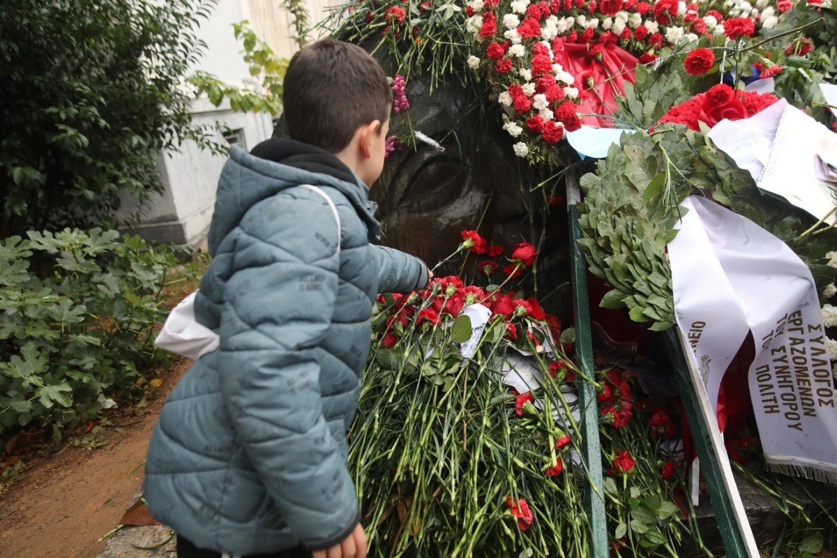 Πλήθος κόσμου στο Πολυτεχνείο για την 51η επέτειο από την εξέγερση – Ο χρόνος μετρά αντίστροφα για τη μεγάλη πορεία