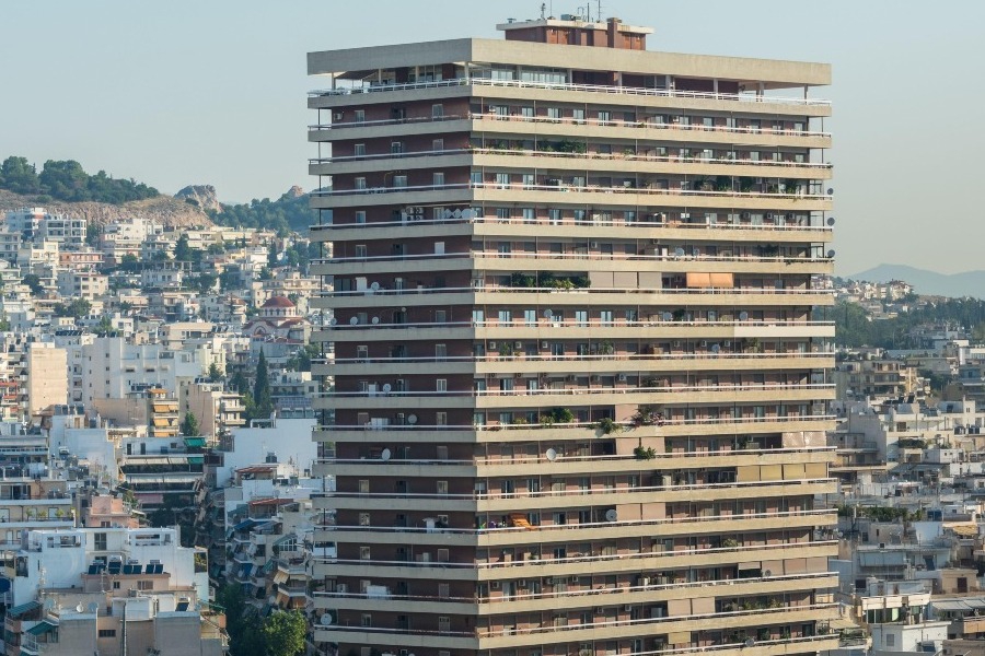 Βουτιά θανάτου νεαρού από τον Πύργο Απόλλων – Κατέληξε σε ταράτσα σούπερ μάρκετ