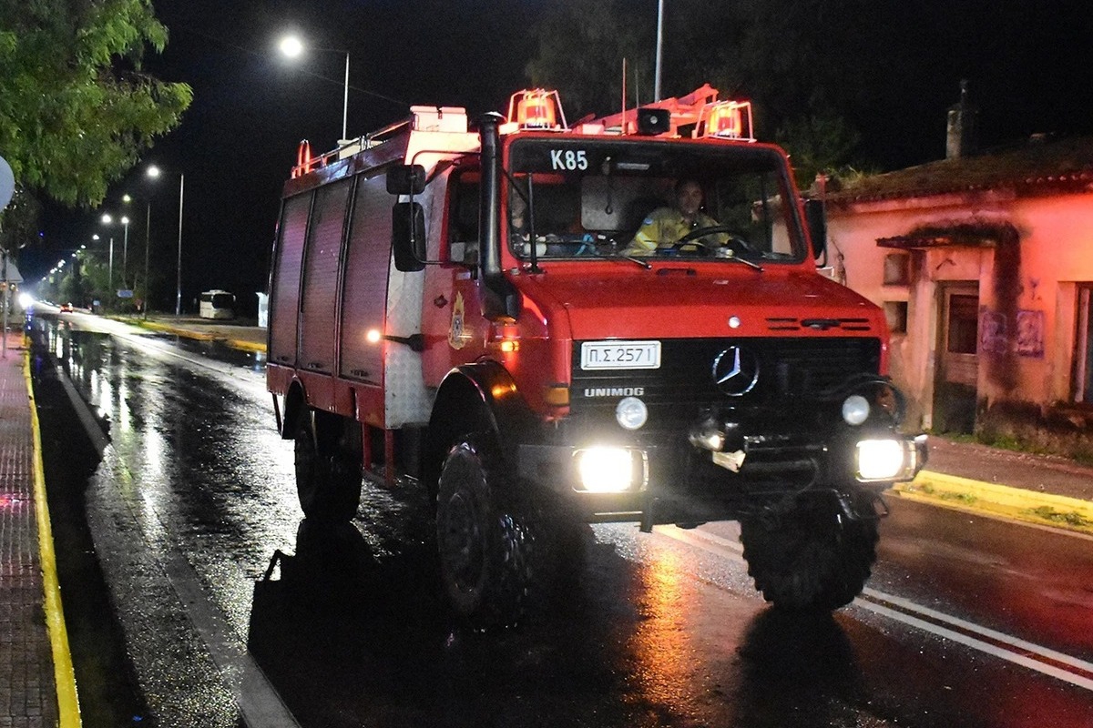 Στις φλόγες υπαίθριος χώρος στον Κολωνό: Καίγονται σωροί σκουπιδιών ‑ Αποπνικτική η ατμόσφαιρα