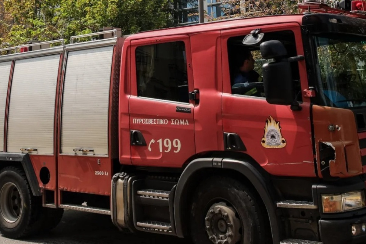 Φωτιά σε λυόμενο στην Εκάλη σε κατοικημένη περιοχή ‑ Επί τόπου τρία οχήματα της Πυροσβεστικής
