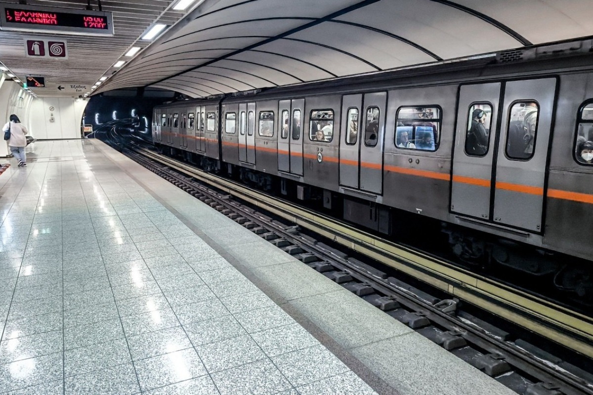 Συρμός του μετρό σταμάτησε στο Μοναστηράκι – Έβγαζε καπνούς