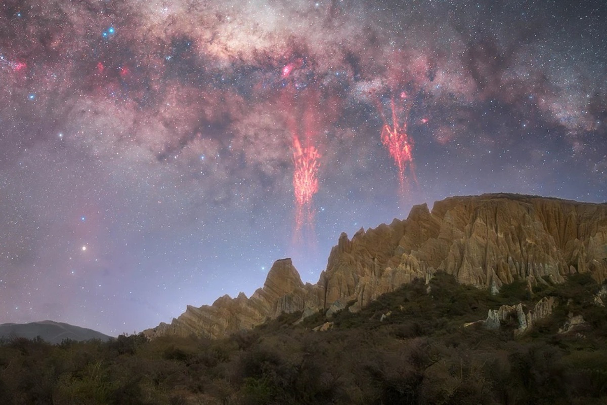 Απίστευτο θέαμα στον ουρανό της Νέας Ζηλανδίας: Φωτογράφοι «έπιασαν» κόκκινους κεραυνούς με τον φακό τους