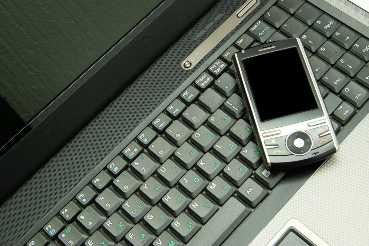 Γιατί η Gen Z κάνει «στροφή» στη ρετρό τεχνολογία;