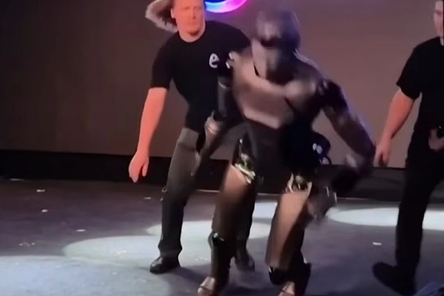 Τεράστιο φιάσκο σε παρουσίαση ρομπότ: Έπεσε επάνω στη σκηνή και άρχισε να τραντάζεται