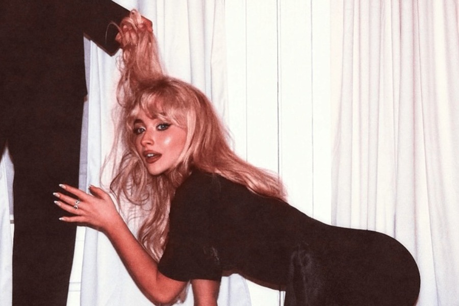 Sabrina Carpenter: Σάλος με το εξώφυλλο του νέου της άλμπουμ