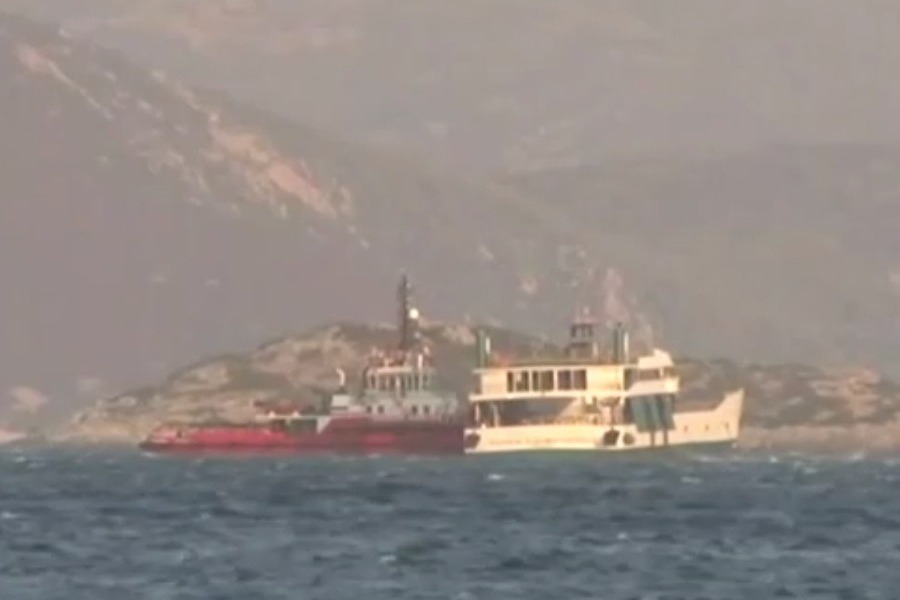 Ρήγμα 20 μέτρων στο φέρι μποτ που έπεσε σε ξέρα ‑ Ακόμη σε ξενοδοχεία επιβάτες, περιμένουν να πάρουν τα αυτοκίνητά τους