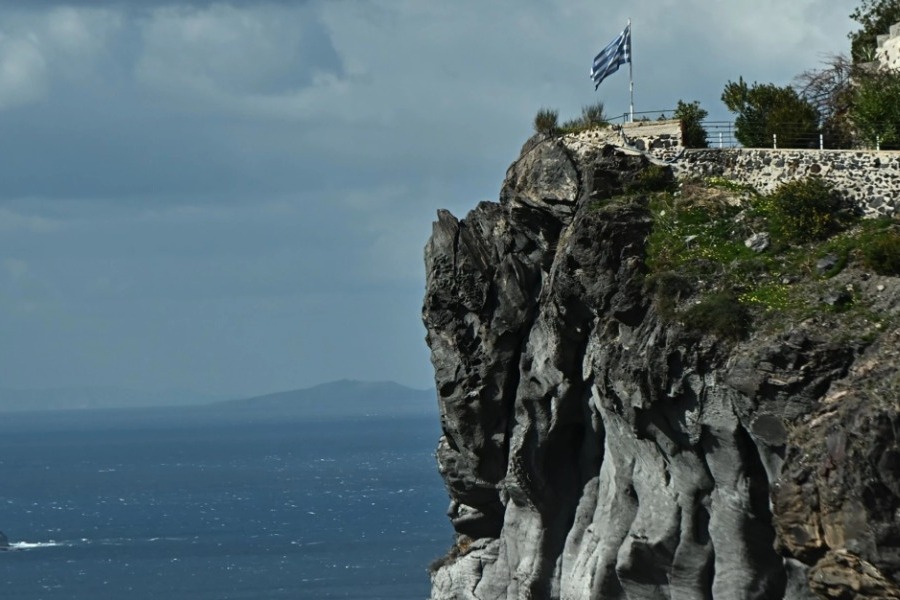 «Η Καλντέρα ανυψώθηκε 4 εκατοστά από το ’24»: Ανησυχία των ειδικών – Νέος σεισμός 4,4 Ρίχτερ στη Σαντορίνη