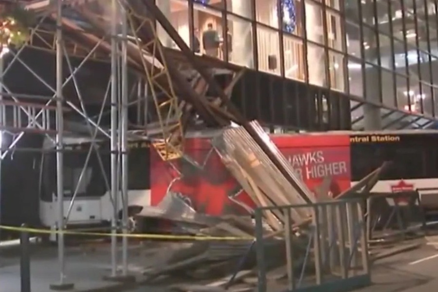 Λεωφορείο έπεσε σε σκαλωσιά κτιρίου στο κέντρο του Μανχάταν, τραυματίστηκε ο οδηγός