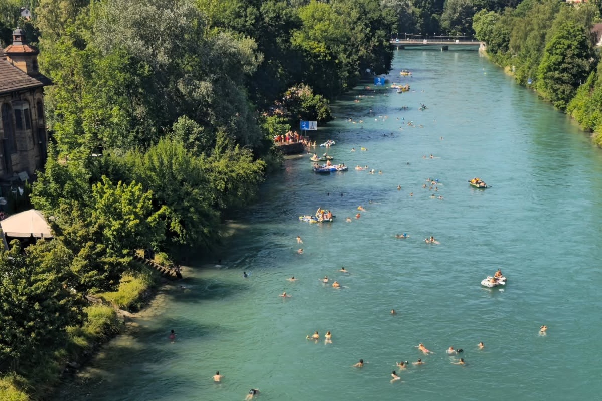 Στην Ελβετία πάνε στη δουλειά… κολυμπώντας στο ποτάμι!