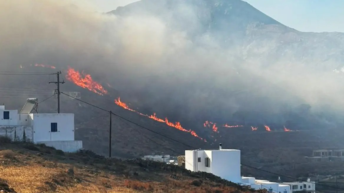 Φωτιά στη Σέριφο ‑ Μήνυμα από το «112» για απομάκρυνση