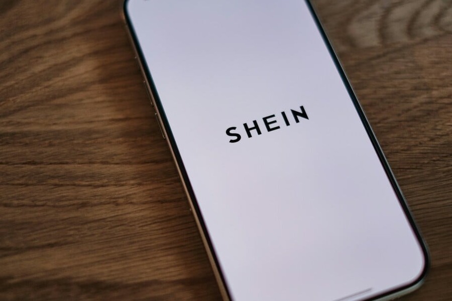 Shein: Πρόστιμο ‑ ρεκόρ €40 εκατ. στη Γαλλία για παραπλανητικές εκπτώσεις και περιβαλλοντικούς ισχυρισμούς