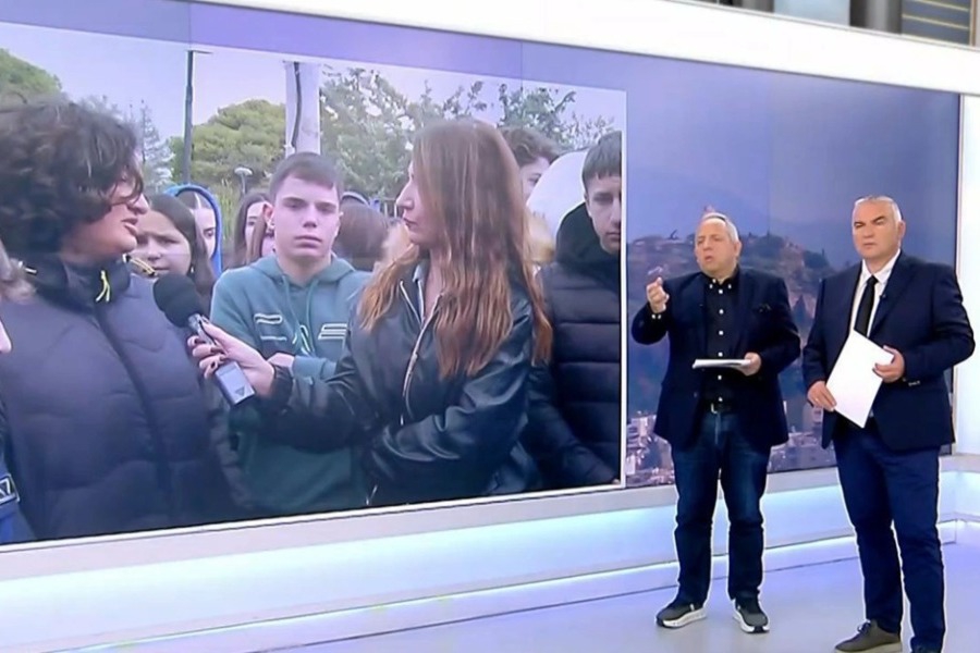 Μαθητής έκανε χειρονομίες μπροστά στην κάμερα του ΣΚΑΪ και ο Κούτρας εκνευρίστηκε