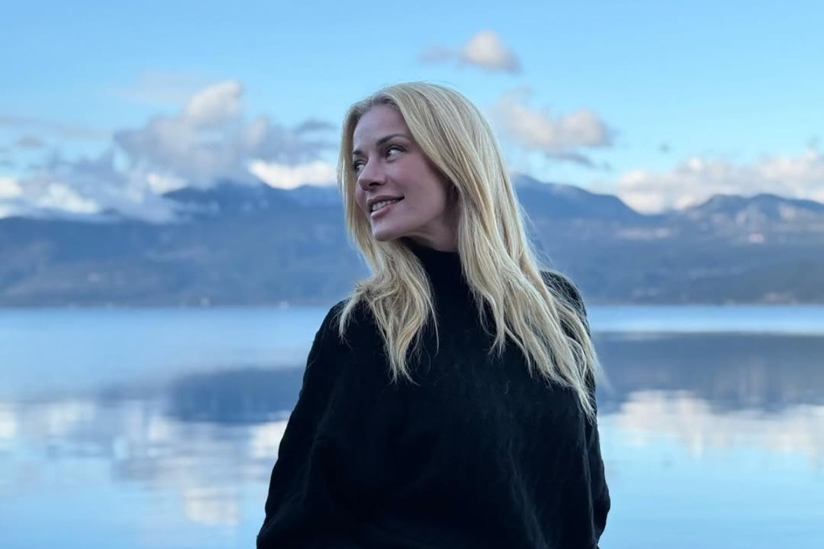 Η Ζέτα Μακρυπούλια έφερε την άνοιξη με το πιο άνετο outfit για χαλαρές βόλτες