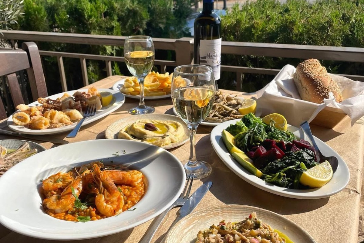 5 κορυφαίες ψαροταβέρνες για ουζάκι και ψάρι στην Αθηναϊκή Ριβιέρα