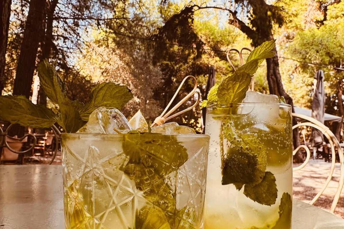 5 δροσερές αυλές στην Αθήνα για καφέ ή ποτό με την παρέα σου