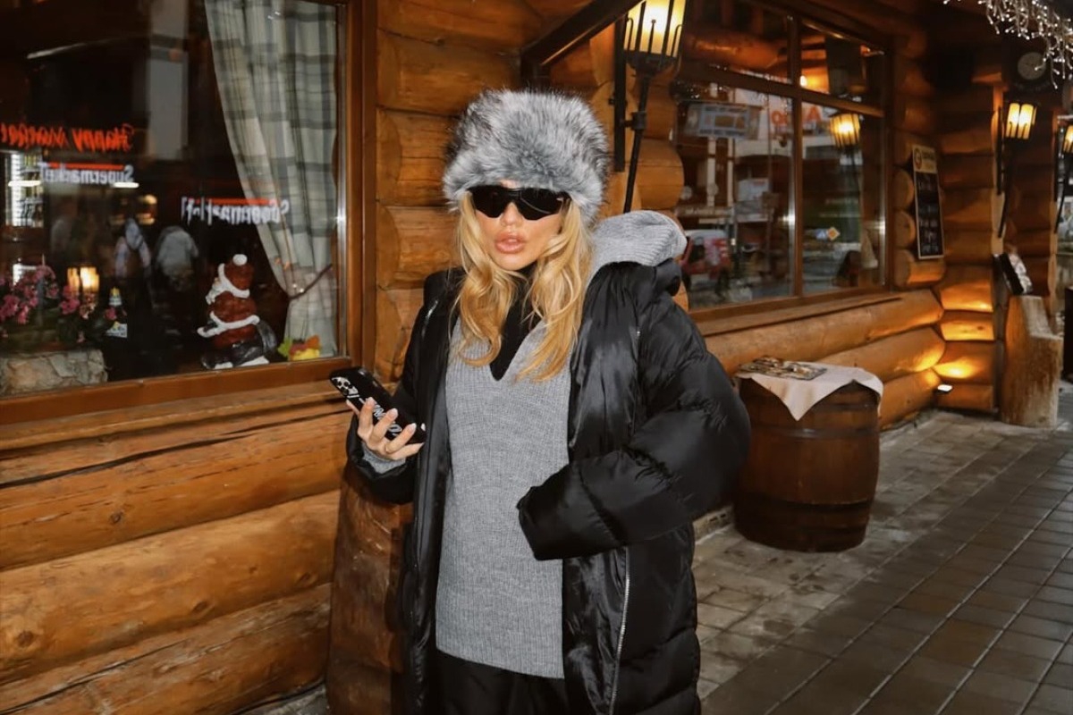 Η Κόνι Μεταξά φόρεσε κατακκόκινο μίνι φόρεμα και το Instagram… υποκλίθηκε