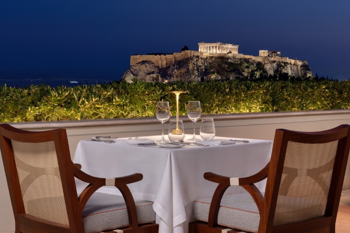 Dinner με θέα: 5 πολυτελή εστιατόρια στην Αθήνα για μια βραδιά που θα θυμάσαι για καιρό