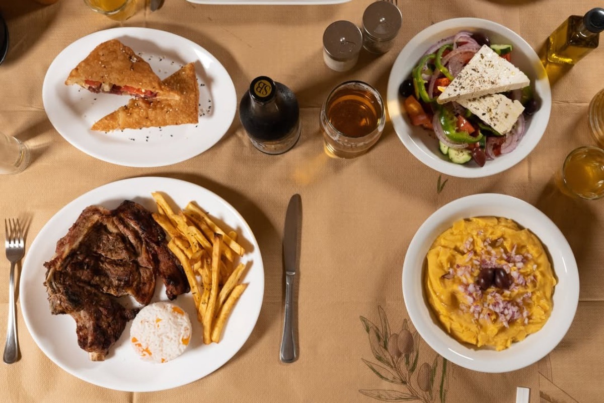 5 ταβέρνες στα δυτικά προάστια που ξέρουν τι σημαίνει «μαμαδίσιο φαγητό» – και το αποδεικνύουν