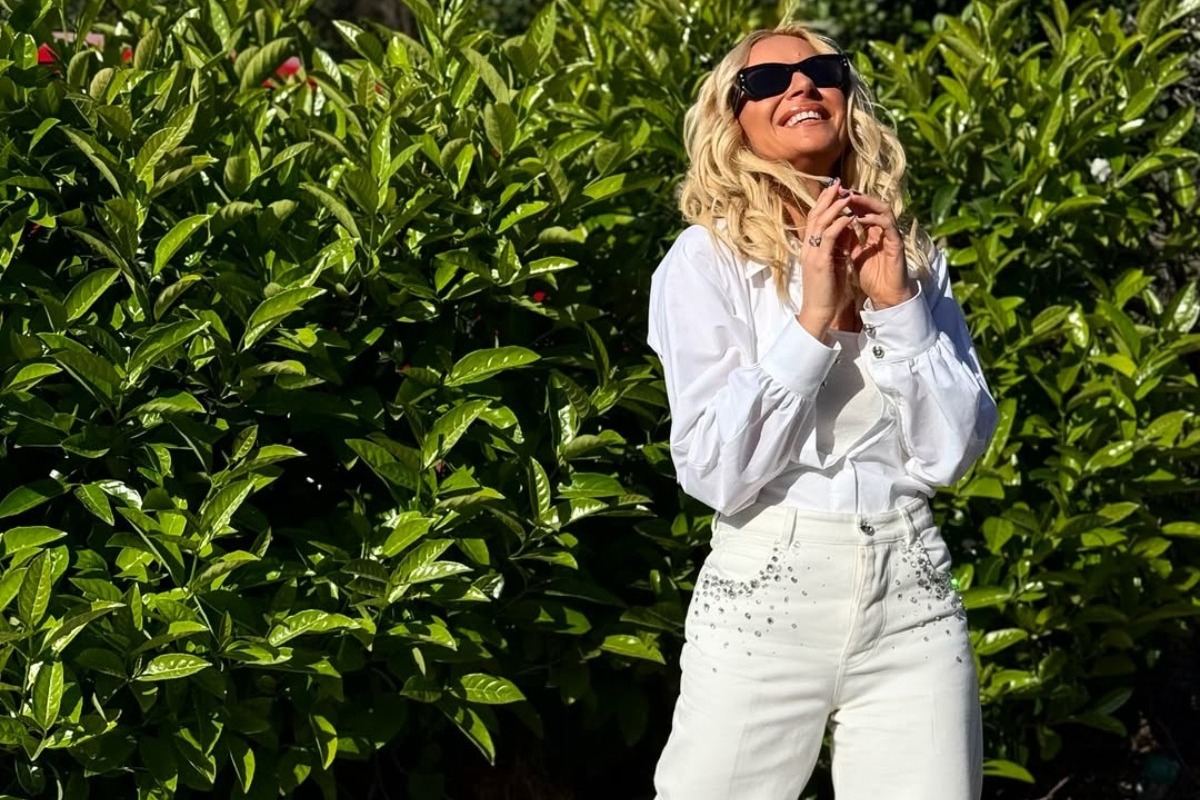 Η Μαρία Μπεκατώρου φόρεσε τα top χρώματα της άνοιξης στη νέα της εμφάνιση