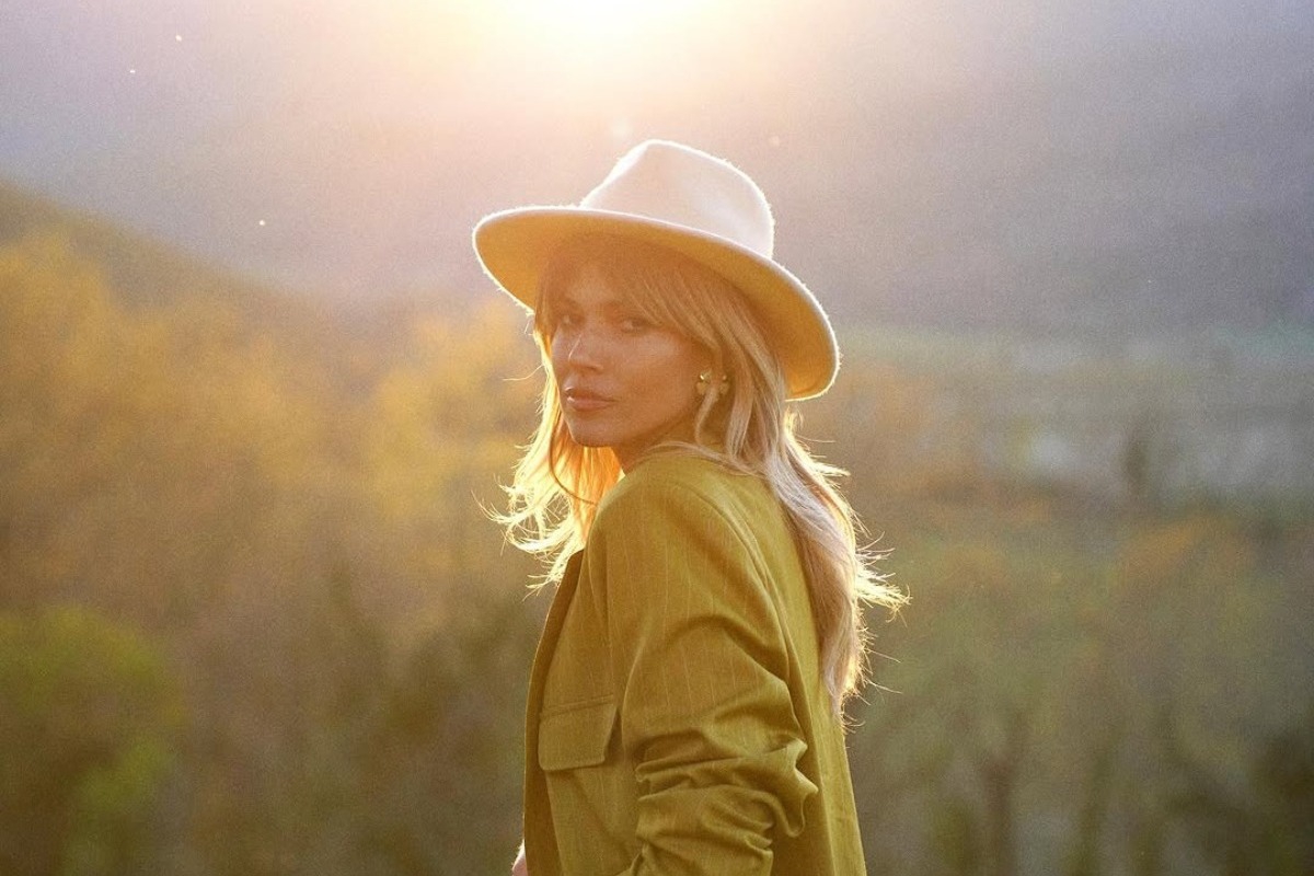 Η Βάσια Κωσταρά έκανε statement εμφάνιση με το πιο αέρινο φόρεμα με ντεκολτέ από τη νέα της συλλογή