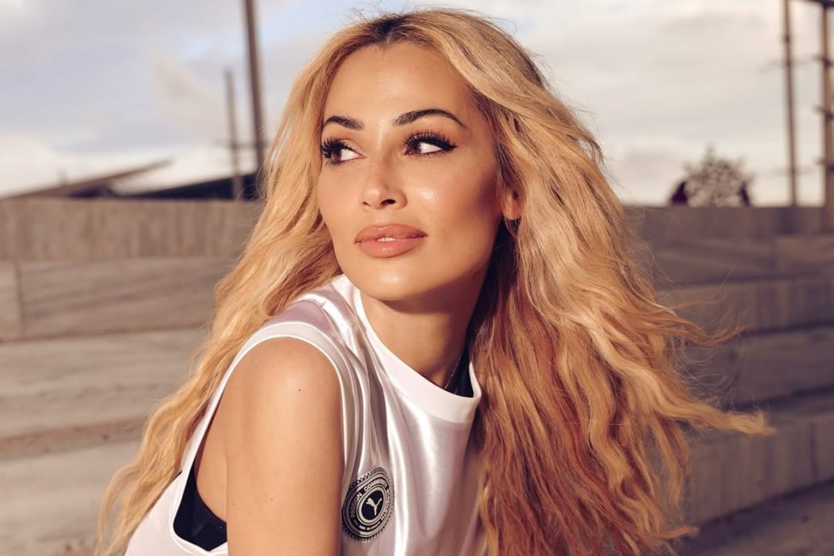 Το πορτοκαλί tank top της Ελένης Βουλγαράκη που έφερε το καλοκαίρι στις οθόνες μας