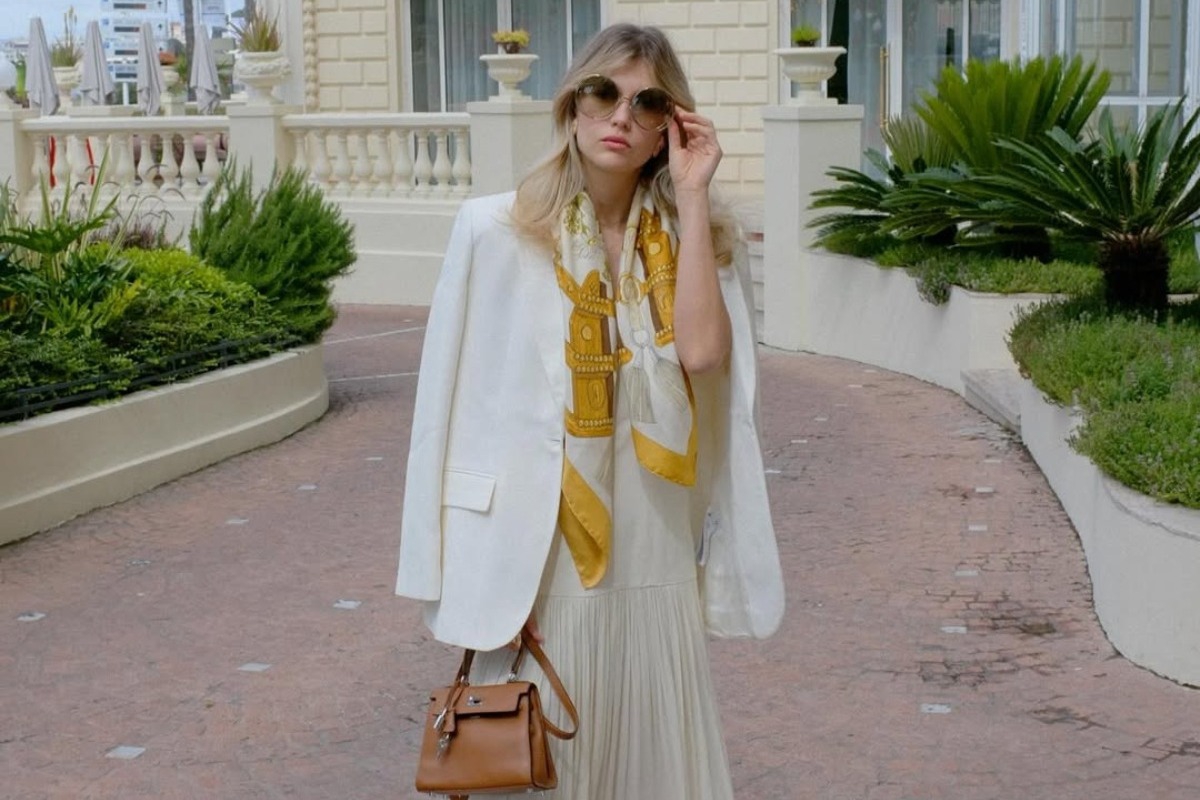 Η Κλέλια Ανδριολάτου σε απόλυτη καλοκαιρινή χαλάρωση με το λινό πουκάμισο που θέλουμε όλες