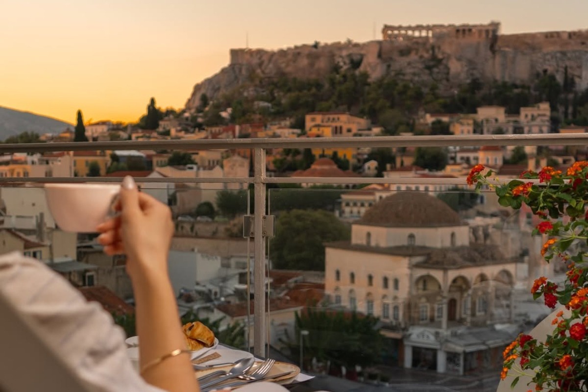 Τα 5 πιο ατμοσφαιρικά rooftop εστιατόρια της Αθήνας για φαγητό με θέα που κόβει την ανάσα