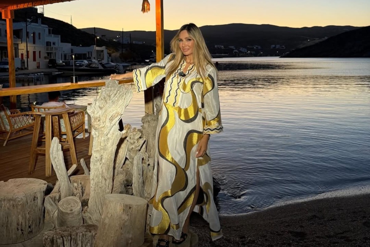 Η Ελένη Πετρουλάκη φέρνει το καλοκαίρι με γήινες αποχρώσεις και beach glam διάθεση