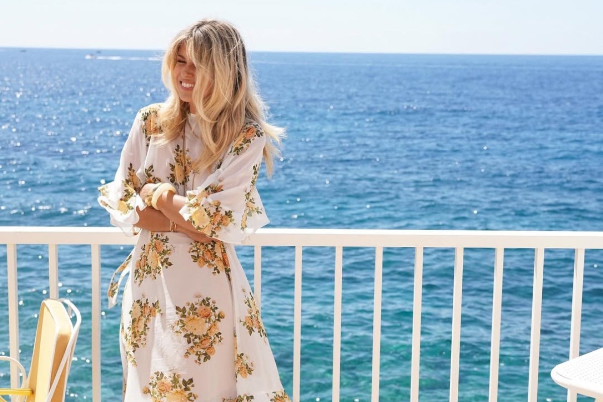 Η Βάσια Κωσταρά βολτάρει στο κέντρο με το πιο άνετο ρούχο από τη νέα της συλλογή