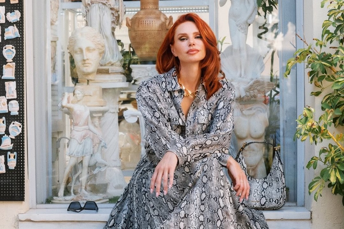 Η Έβελυν Καζαντζόγλου εμφανίστηκε με το πιο εντυπωσιακό κίτρινο μάξι φόρεμα του καλοκαιριού