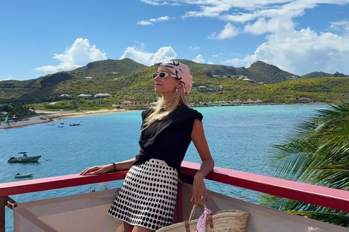 Η Δούκισσα Νομικού φόρεσε το πιο απλό μαγιό του καλοκαιριού – Και το έκανε fashion statement σε έναν εξωτικό παράδεισο