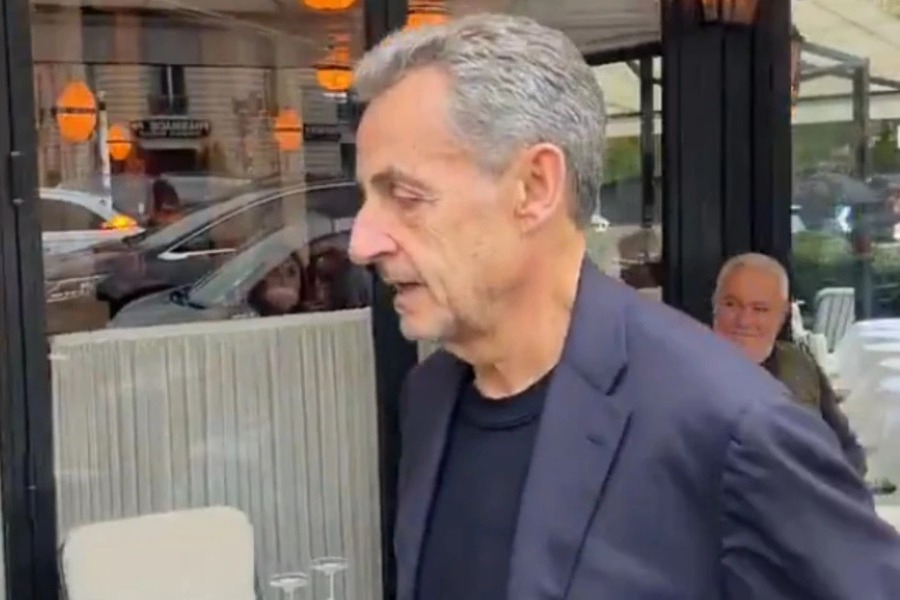 Σε εστιατόριο του Παρισιού ο Σαρκοζί μαζί με την Κάρλα Μπρούνι, μία ημέρα αφού βγήκε από τη φυλακή