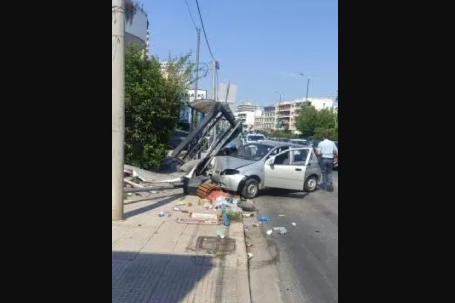 Τροχαίο στη Μεσογείων: Αυτοκίνητο διέλυσε στάση λεωφορείων