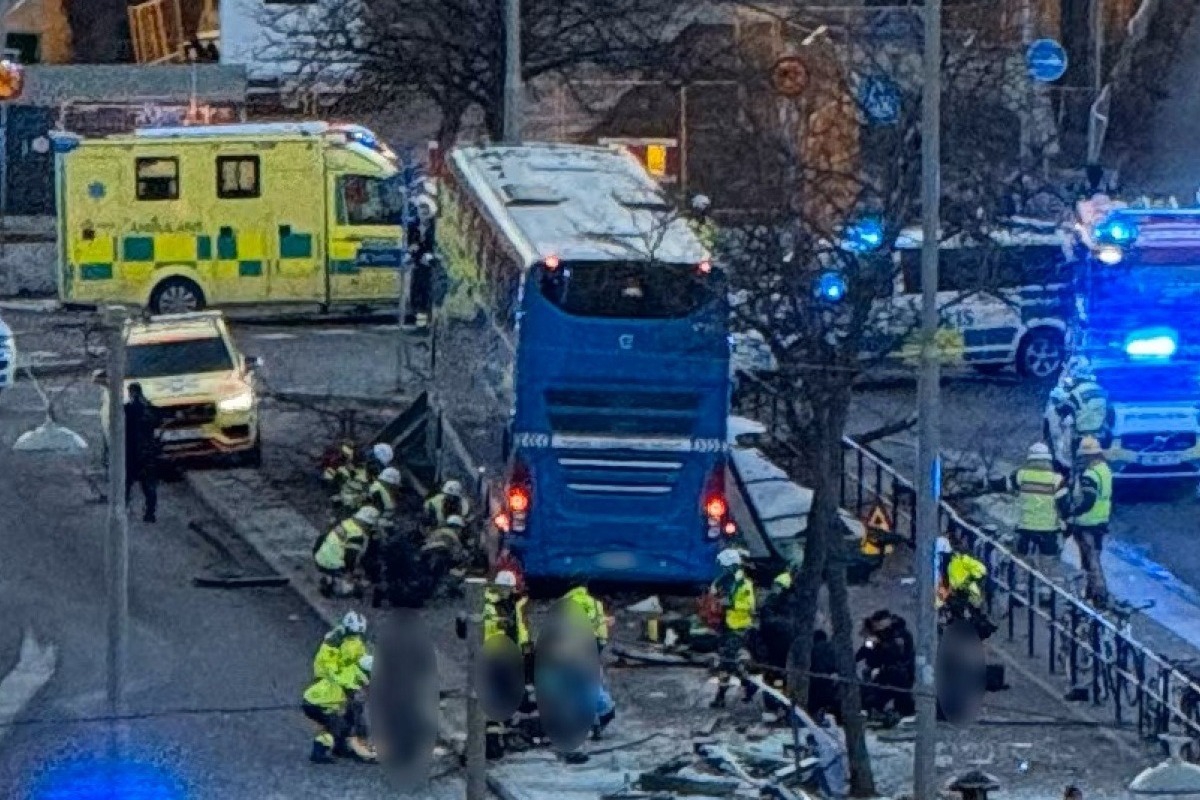 Συναγερμός στη Στοκχόλμη: Λεωφορείο έπεσε σε στάση, αναφορές για αρκετά θύματα