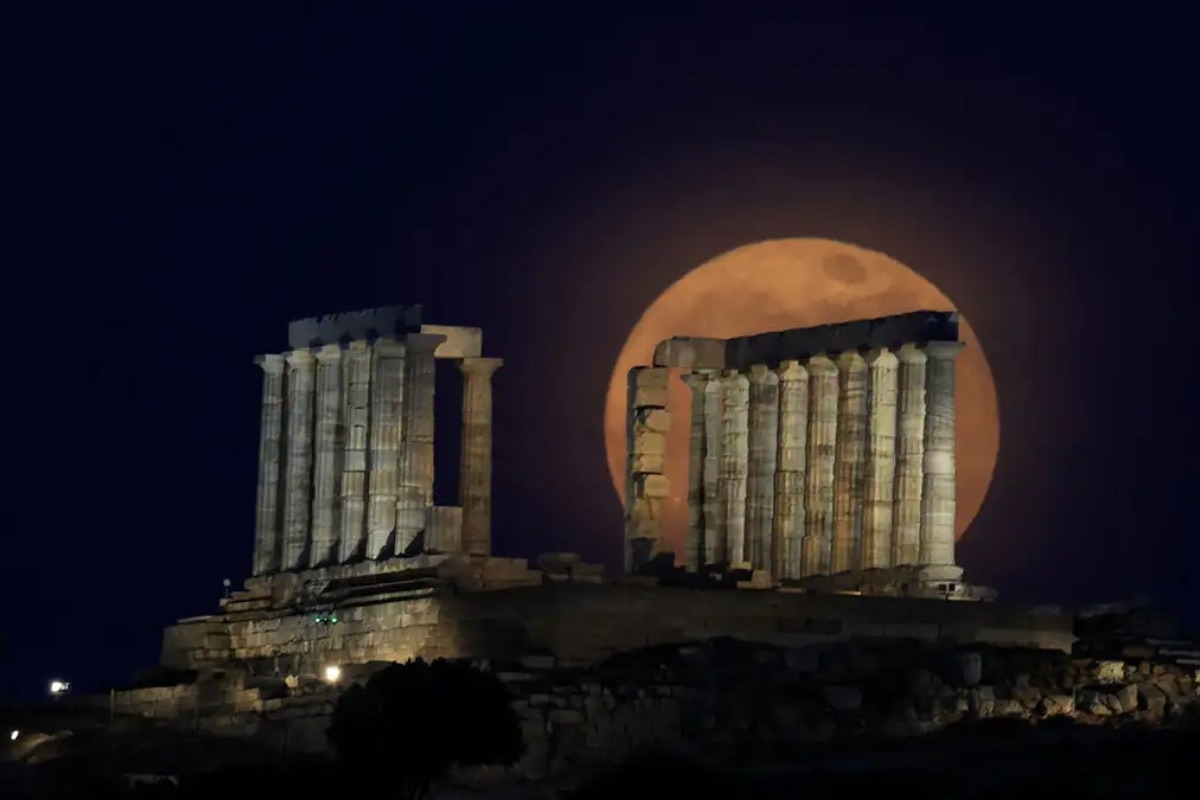 Η πρώτη πανσέληνος του καλοκαιριού: Πότε έρχεται το «Φεγγάρι της Φράουλας»