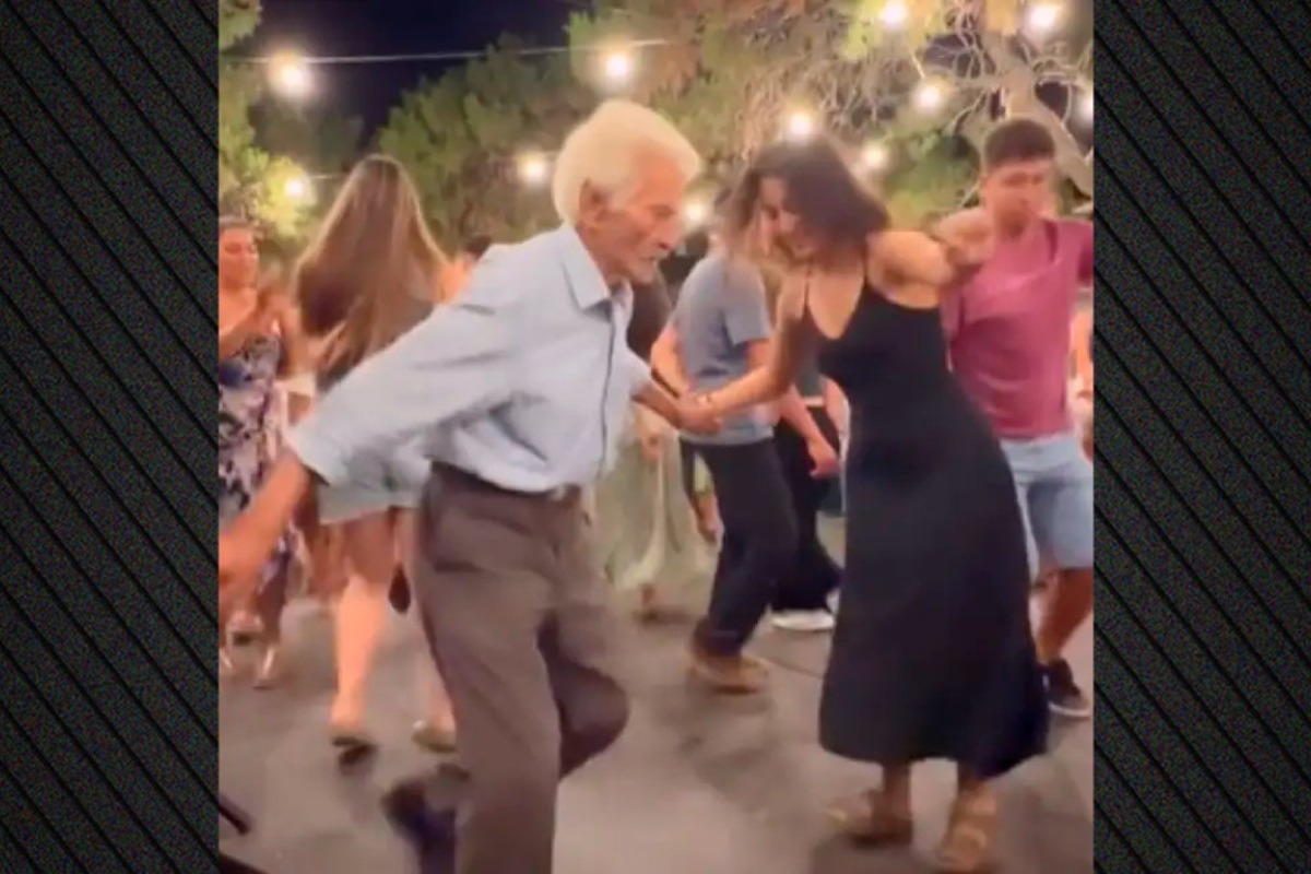 Σχοινούσα: Ο 92χρονος Γιώργος Κωβαίος χόρεψε ξανά με την εγγονή του σε τοπική γιορτή του νησιού των Κυκλάδων