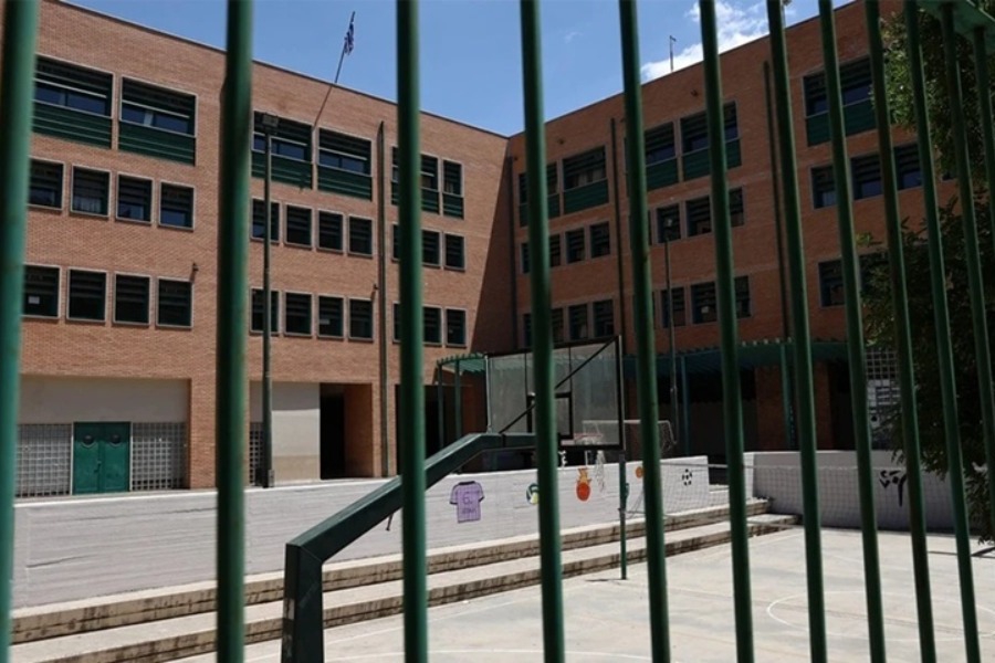 Δύο κουκουλοφόροι επιτέθηκαν σε 15χρονο σε προαύλιο σχολείου στον Αλιμο – Συνελήφθησαν 17χρονος και γονέας